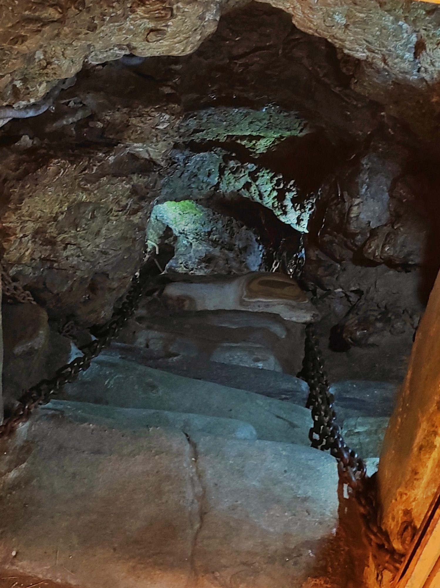 The entrance to Patal Bhuvaneshwar cave