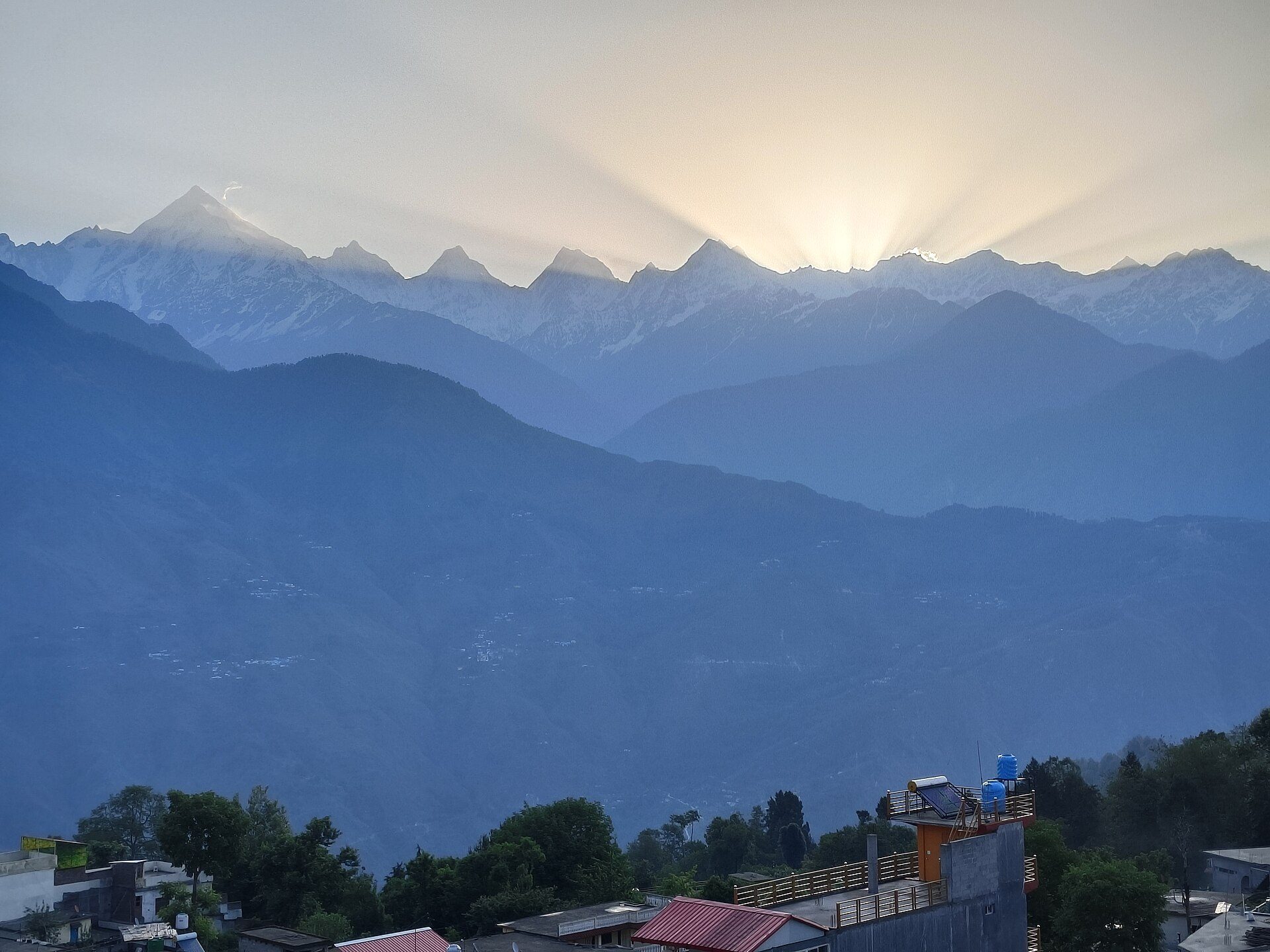 Munsyari hill town and trekking country